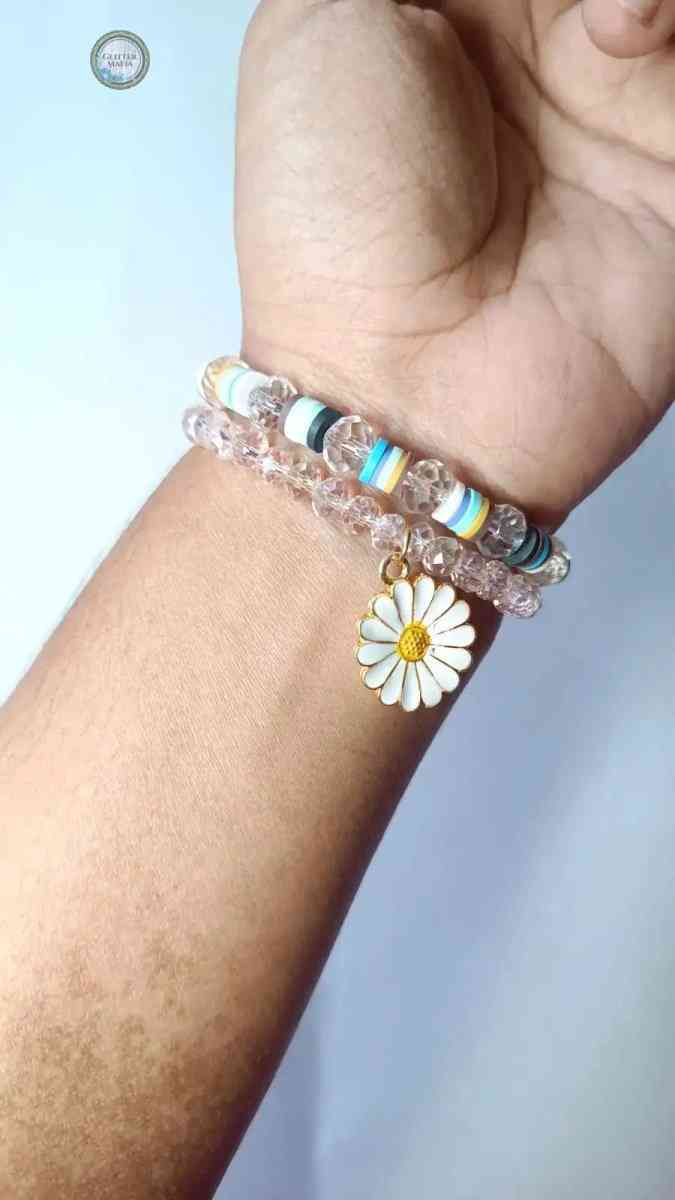 Glitter Mafia daisy charm bracelet with white and yellow flower charm on beaded wristband